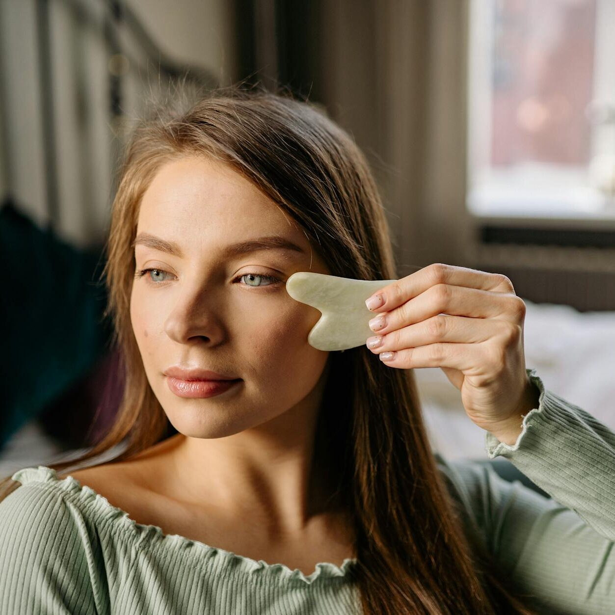 How to Gua Sha for Jawline Definition: The Ultimate Beginner’s Guide